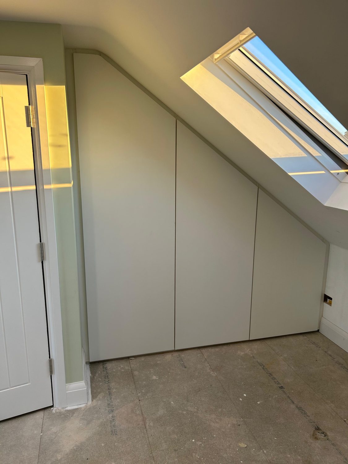 Bespoke fitted dressing room by Collins Bespoke Carpentry